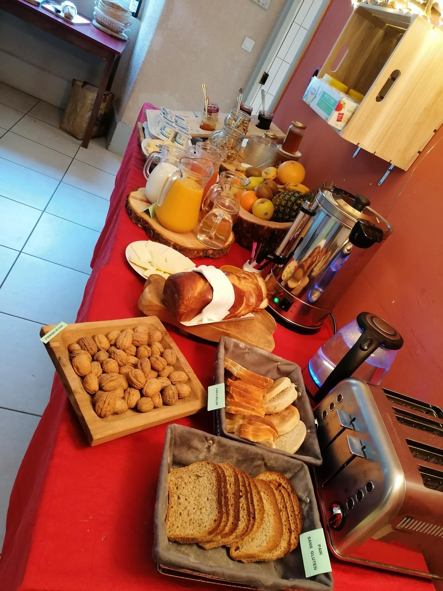 Petit déjeuner copieux crêpes, confitures maison ....