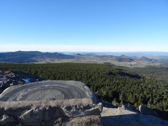 Les Sucs volcaniques depuis le sommet du Lizieux